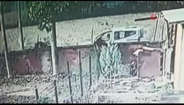 İki otomobilin kafa kafaya çarpıştı: 3 yaralı