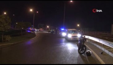 Virajı alamayan motosiklet bariyere çarptı