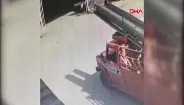 Demir kapı üzerlerine devrilen 2 çocuk yaralandı