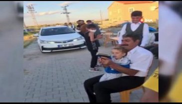 Ağzında emzikli torununun eline silah verip ateş ettirdi