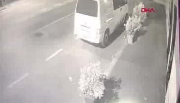 Köpekten kaçarken otomobil çarptı
