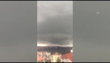 Bursa'da çınar ağacına yıldırım düşmesi kameraya yansıdı