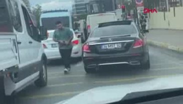 'Pes' dedirten görüntü! Elinde silahla aracından indi
