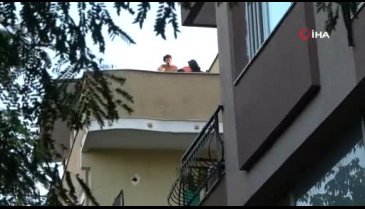 Çatının ucunda sızıp kaldı, yürekleri ağızlara getirdi