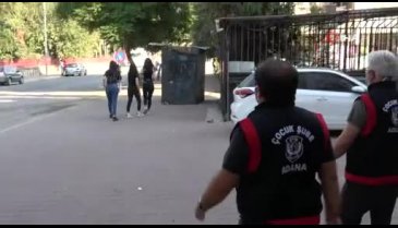 Maskeyi koluna takan kız öğrenci polisten kaçtı