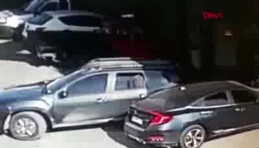 Otomobilden 150 bin liranın çalındığı anlar kamerada