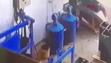 Ellerine dezenfektan döküp, atıkları yakmaya çalışınca alev alev yandı