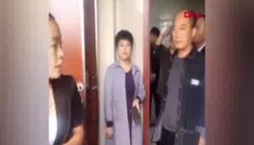 Temizlik görevlisi, işini iyi yaptığını kanıtlamak için tuvalet suyu içti
