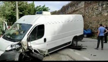 Bursa'da otomobille kamyonet çarpıştı