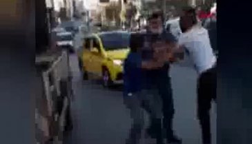 Yol verme kavgasında tekme ve yumruklar havada uçuştu