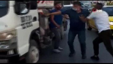 Yol verme kavgasında tekme ve yumruklar havada uçuştu