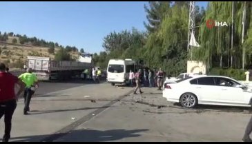 Şanlıurfa-Gaziantep karayolunda otomobil işçi servisine çarptı: 15 yaralı