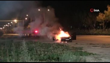 Seyir halindeki otomobil biranda alev topuna döndü