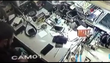 Van'da şişen cep telefonu bataryası bomba gibi patladı