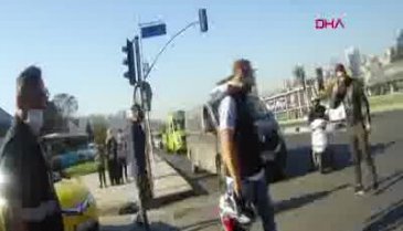 Trafik magandası önünü kestiği motosikletliyi tokatladı