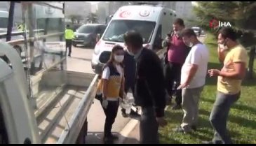 Bursa'da ağaç yüklü kamyon, kamyonetin üzerine devrildi