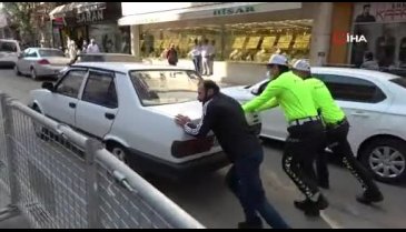 Yolda kalan otomobili trafik müdürü itti