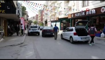 Kuzenlerin silahlı kavgasında sokaktan geçen iki kişi yaralandı