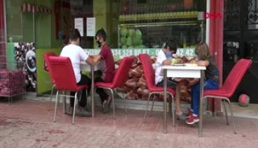 Bursa'da çiğ köfteciden öğrencilere bedava internet ve yemek jesti