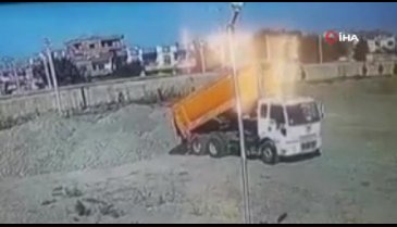 Hızını alamadı beton direğe çarptı: 2 ölü, 6'sı ağır 20 yaralı (Kamera görüntüsü)