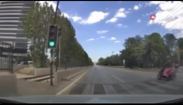 Bursa'da yerdeki çöpü tek hareketle yol kenarına aldı