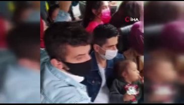Minibüste üst üste yolculuk kamerada