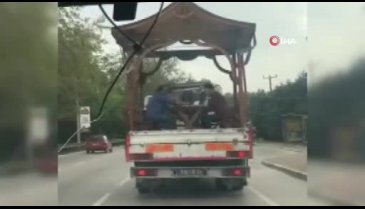 Bursa'da seyir halindeki kamyonetin kasasında tavla keyfi