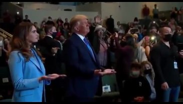 Trump, maskesiz katıldığı Evanjelik kilise ayininde kutsandı