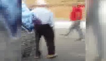 Motosikletli grup, otomobil sürücüsünü çocuklarının gözü önünde dövdü