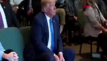 Trump, paralarını sayarak bağış yaptı