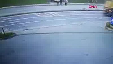 Otomobilin genç kızlara çarptığı anlar kamerada