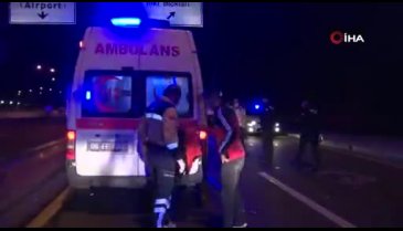 Hafif ticari araç yön levhası direğine çarptı: 1'i ağır, 4 yaralı