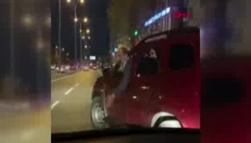Önünü kestiği sürücünün aracını yumrukladı
