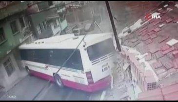 Otobüs iki eve çarptı, 6 kişi yaralandı