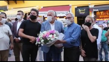 Ünlü oyuncularla fotoğraf çektiren muhtarın korona testi pozitif çıktı