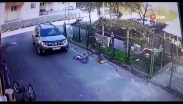 Çocuğun önündeki bisikleti ezerek yoluna devam etti