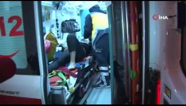 İki araç kafa kafaya çarpıştı: 1'i ağır 5 yaralı