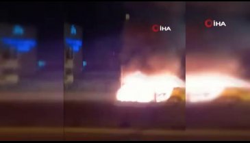 İstanbul Kadıköy'de ticari taksi alev alev yandı