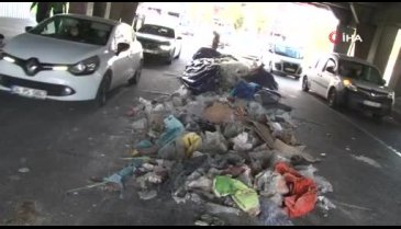 Kamyon üst geçide takıldı, geri dönüşüm malzemeleri yola saçıldı