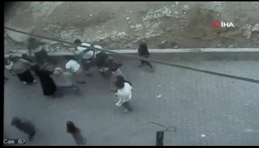 Genç kadının komşuları tarafından darp edildiği anlar kamerada
