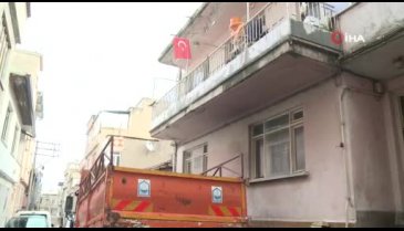Bursa'da 3 katlı evden 3 kamyon çöp çıktı