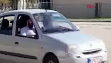 Bursa'da 14 yaşındaki çocuğun, yanında babasıyla otomobil kullanma anı kamerada