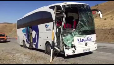 Yolcu otobüsü TIR'a arkadan çarptı: 6 yaralı