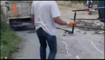Bursa'da yokuş aşağı inen kamyonet yan yattı!
