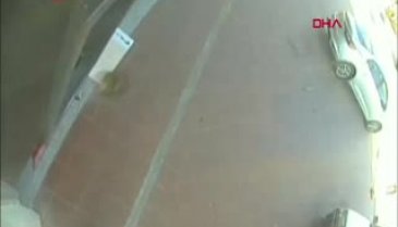 Bursa'da otomobilde uyuyan kişinin banka kartlarını çaldı, ATM'den para çektiği an kamerada