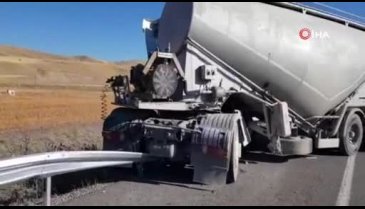 Direksiyon hakimiyetini kaybeden tır refüje çarpıp karşı şeride geçti