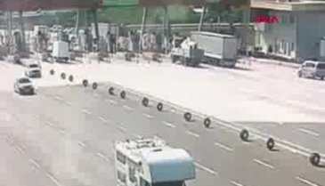 Bursa'da cipin, otoban gişelerinde beton bariyere çarptığı kaza kamerada