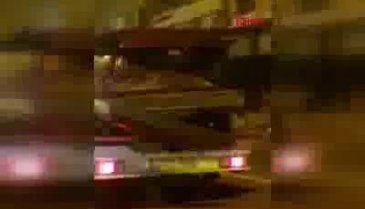 Kaza nedeniyle kapanan yolda 'halay' çektiler
