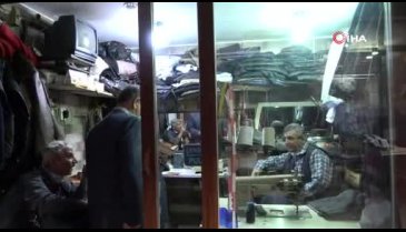 Bursa'da değerli elbiseleri ameliyat yaparak çöpe gitmekten kurtarıyor