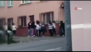 Bursa'da genç kızların tekme tokat erkek kavgası kamerada